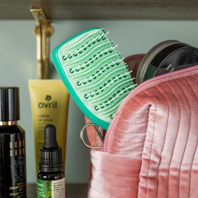 Petite brosse démêlante Agamy vert menthe et picot ,glissée dans une trousse de toilette ,format pratique pour voyage